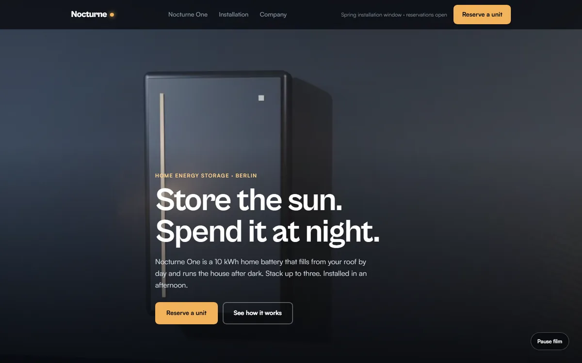 Nocturne — ciemne hero z kadrem filmu przedstawiającym domowy magazyn energii i hasłem „Store the sun. Spend it at night.”